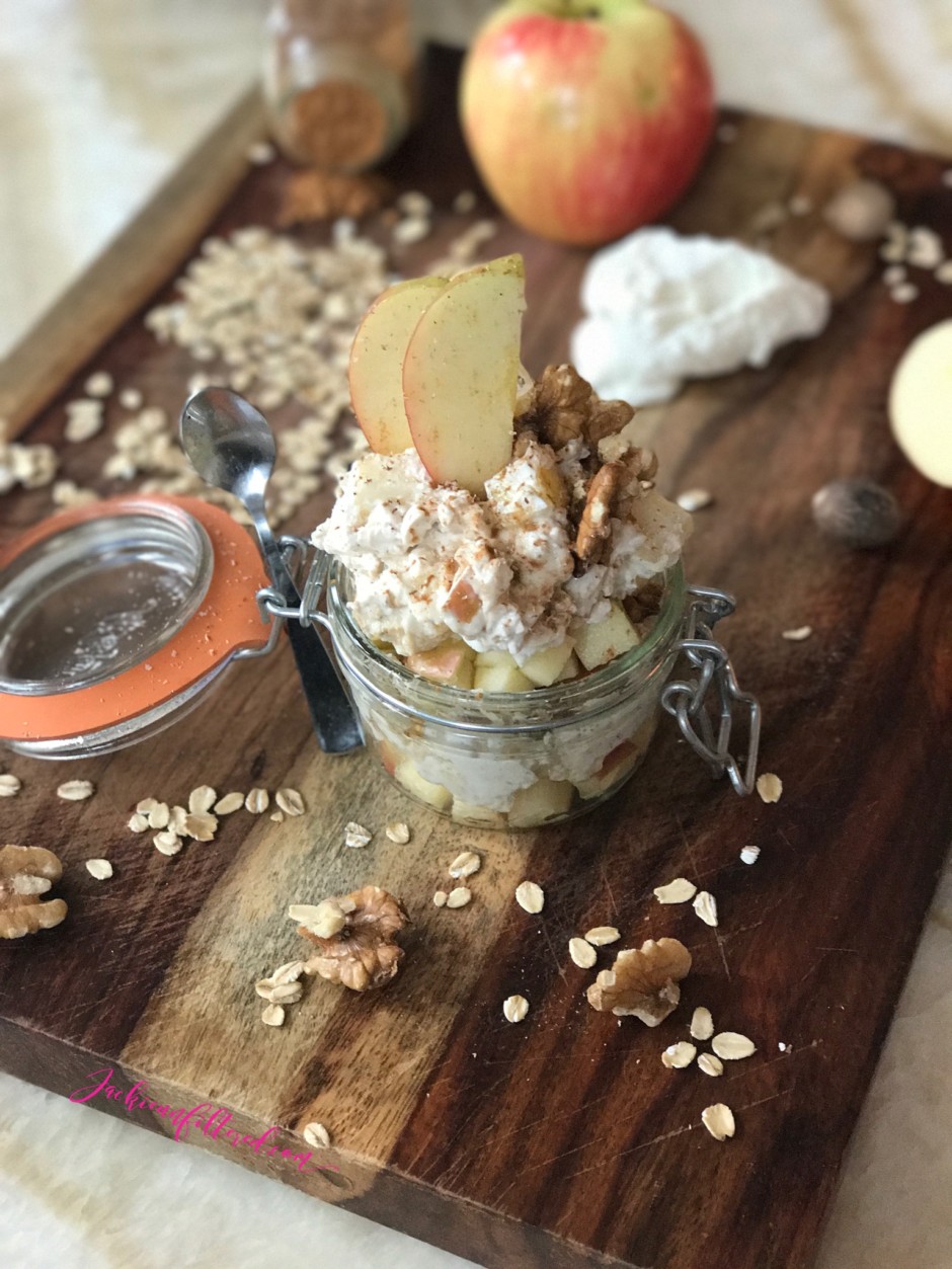 Apple Pie Overnight Oats | www.jackieunfiltered.com