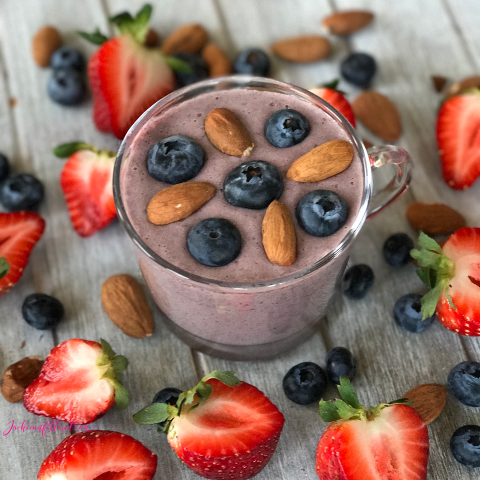 Blueberry Strawberry Almond Smoothie Recipe | https://www.jackieunfiltered.com/?p=2661&preview=true