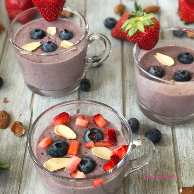 Blueberry Strawberry Almond Smoothie Recipe | https://www.jackieunfiltered.com/?p=2661&preview=true